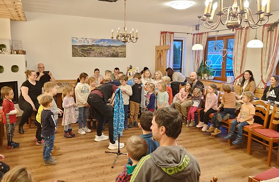 Kinderliedermacher Bernhard Fibich zu Gast in Puchberg